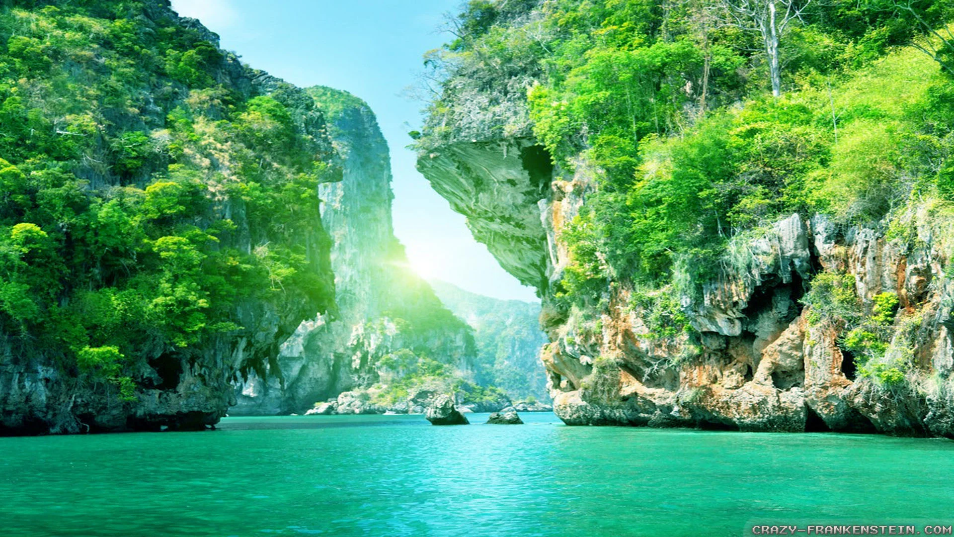 Hẻm núi đá vôi phủ cây xanh bên dòng nước màu ngọc lam