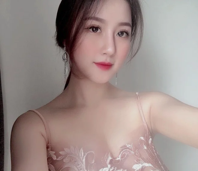 Nhan sắc hai gái xinh cổ vũ đội tuyển Việt Nam: Càng ngày càng gợi cảm và nóng bỏng hết phần người khác