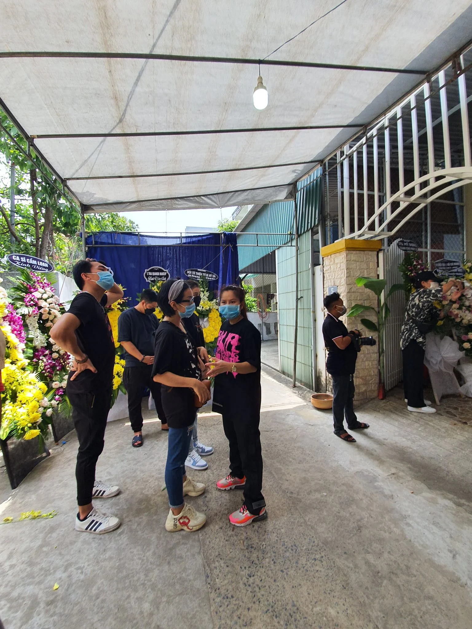 Hình ảnh hiếm hoi trong đám tang NTK Nhật Dũng, quản lý tiết lộ thêm tình trạng "đau đớn phải ngủ ngồi trong những tháng cuối đời"