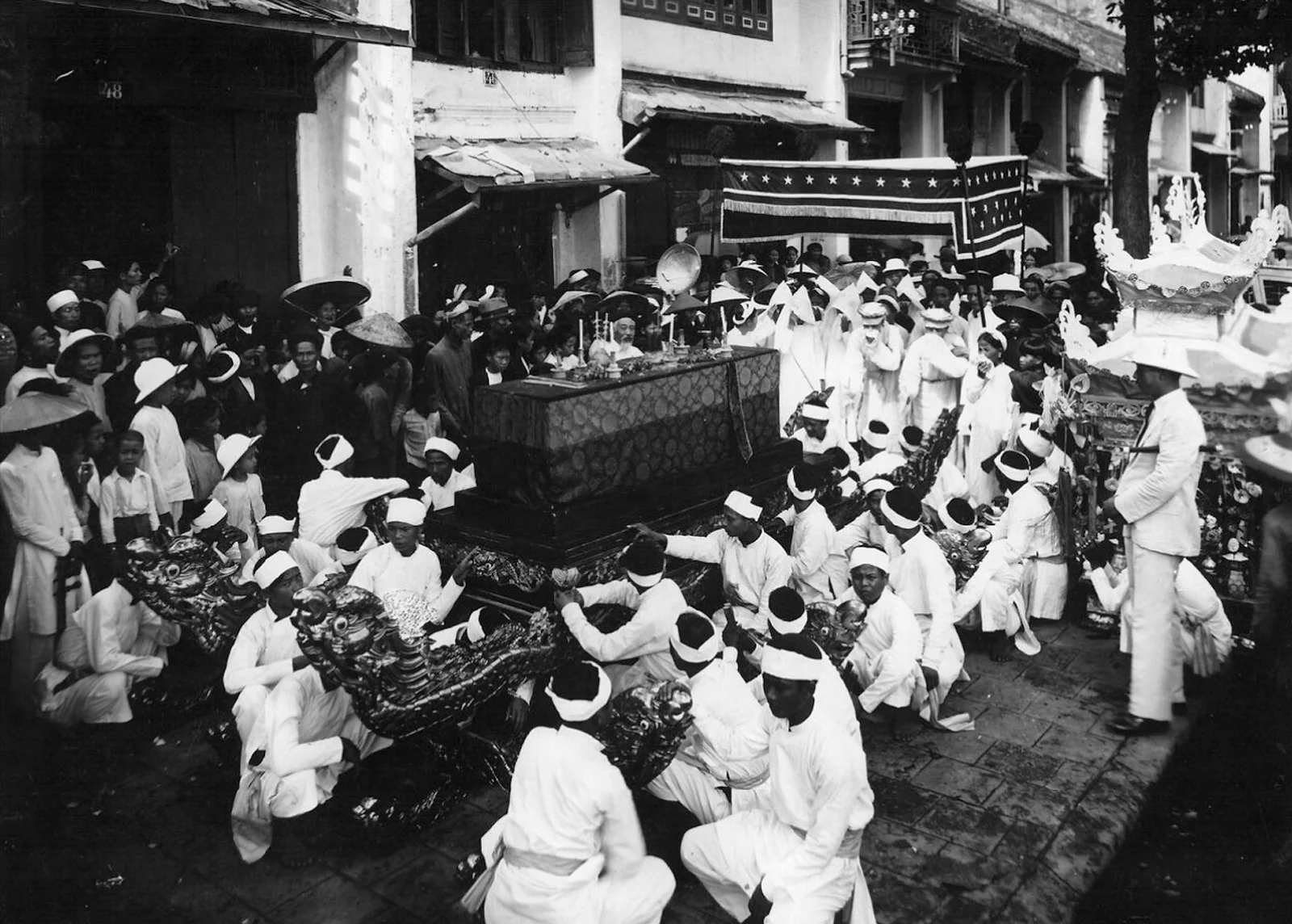 Đoàn người tham gia đưa tang trong khung cảnh cổ xưa