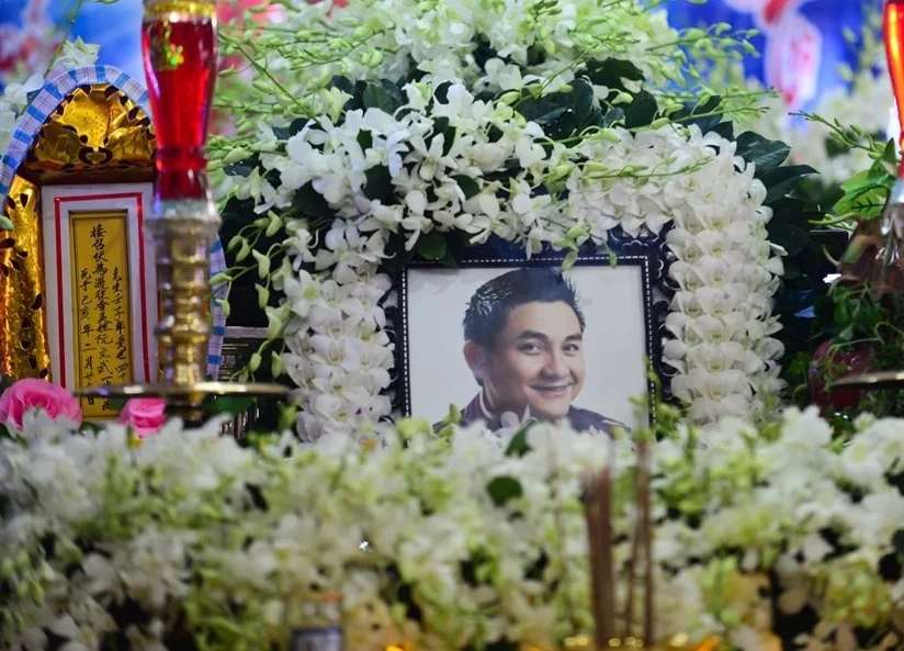 Cười đùa, chụp ảnh phản cảm trong đám tang nghệ sĩ Anh Vũ: "Có tàn nhẫn quá không các bạn?"