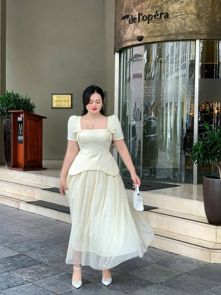 Đầm big size dự tiệc dáng midi phối màu trắng kem tay phồng