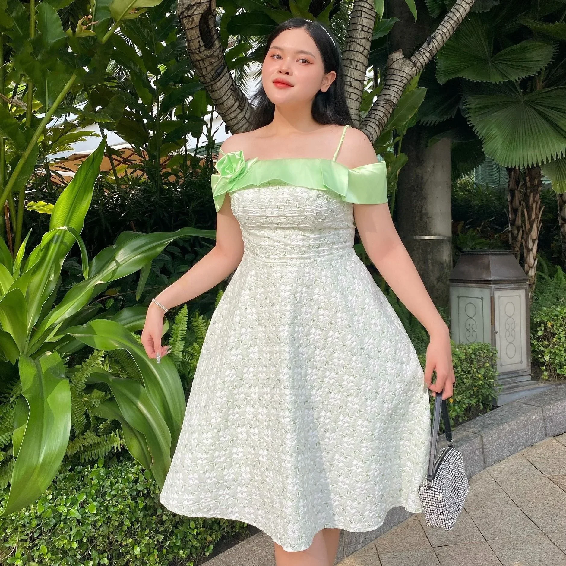 Đầm big size dự tiệc dáng xòe màu xanh lá pastel trễ vai