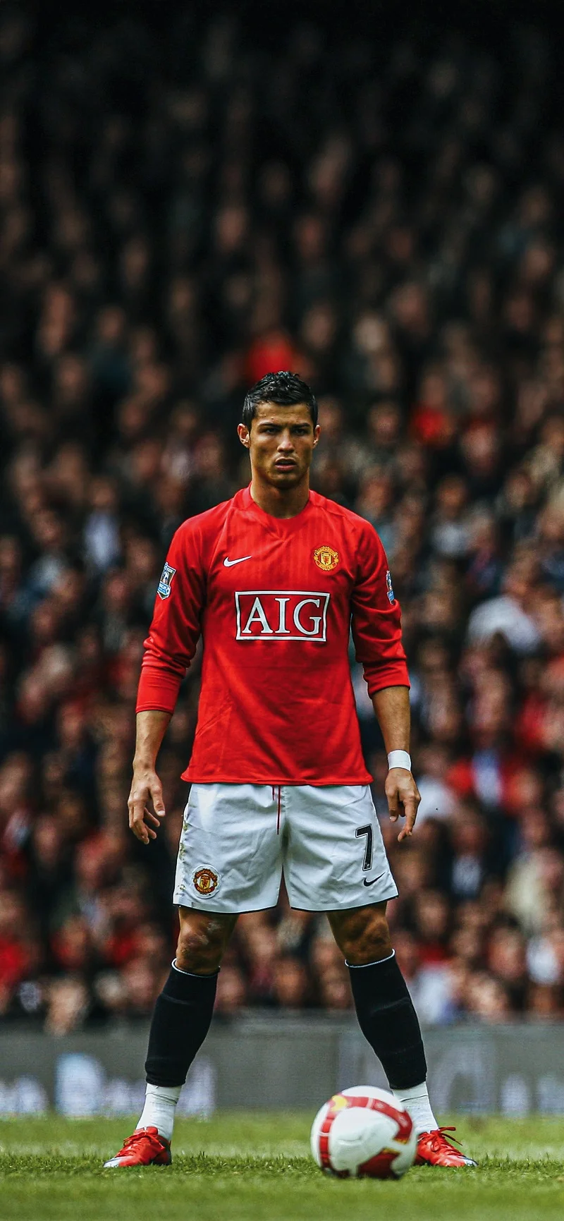 ảnh đá bóng của Cristiano Ronaldo trong màu áo Manchester United tại sân vận động