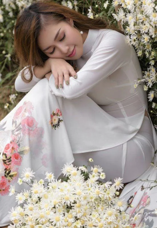 Gái xinh khoe vú đẹp trong váy trắng thời trang