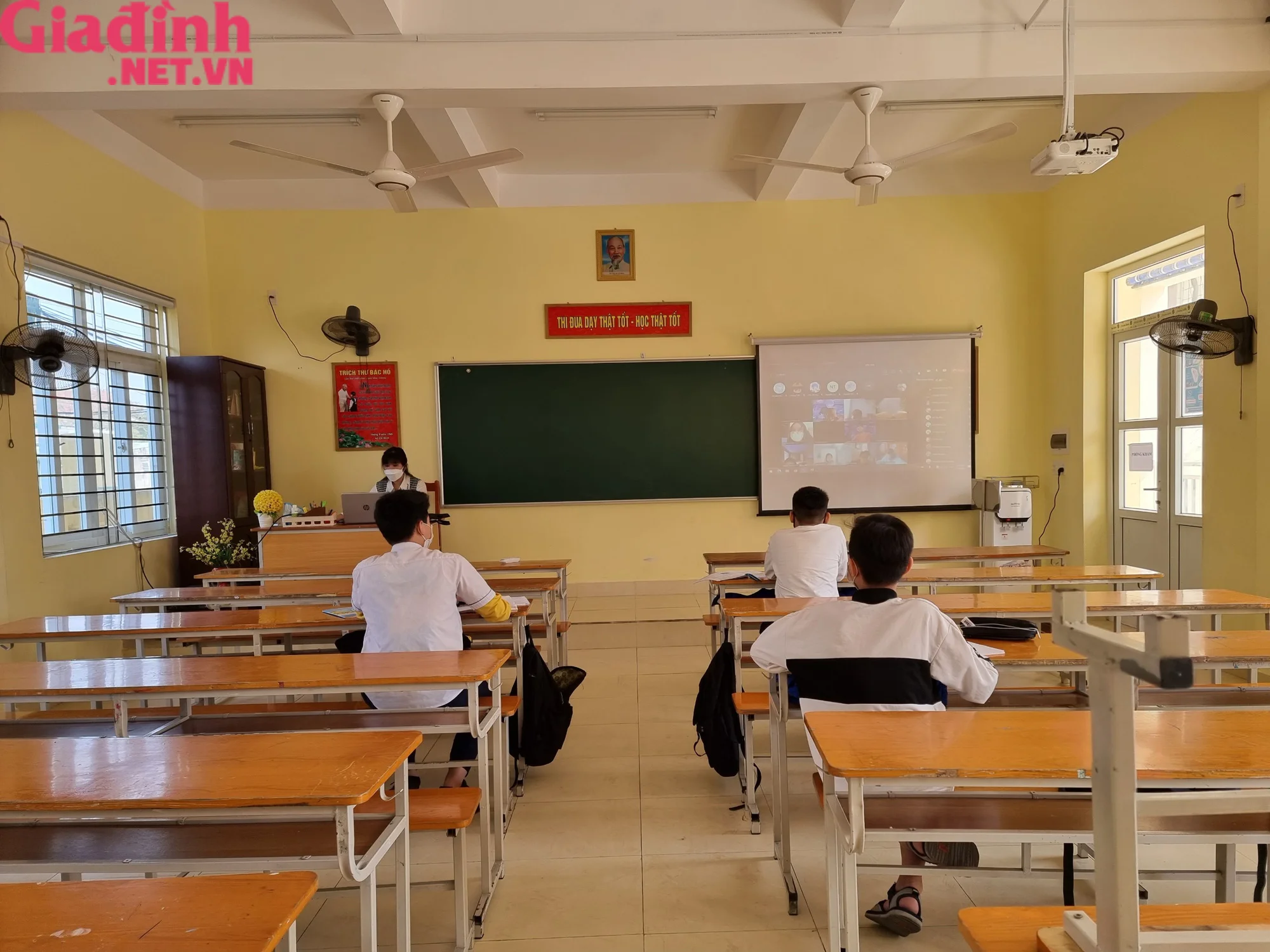 Ảnh lớp học với học sinh đang học tập kết hợp trực tuyến tại Việt Nam