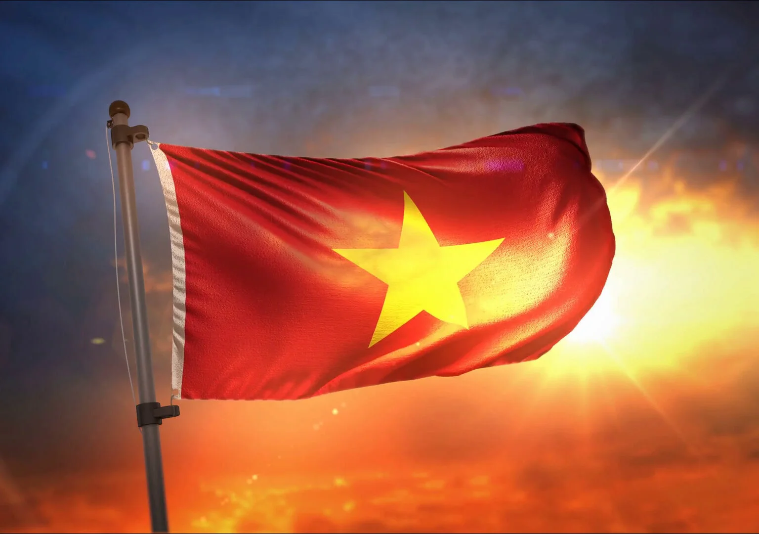 Ảnh lá cờ Việt Nam màu đỏ sao vàng tung bay trên nền hoàng hôn rực sáng.