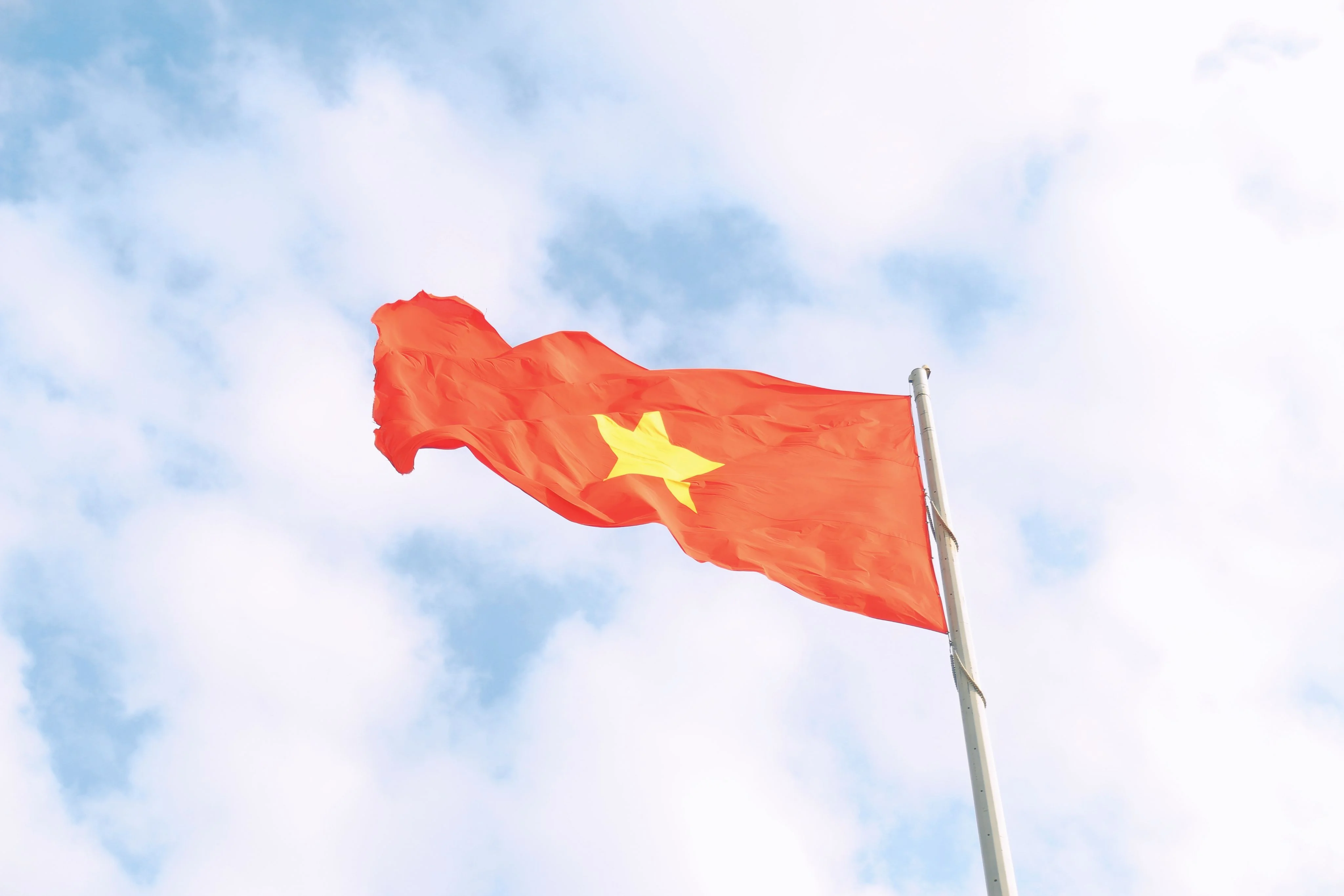 Lá cờ Việt Nam tung bay giữa những đám mây trắng
