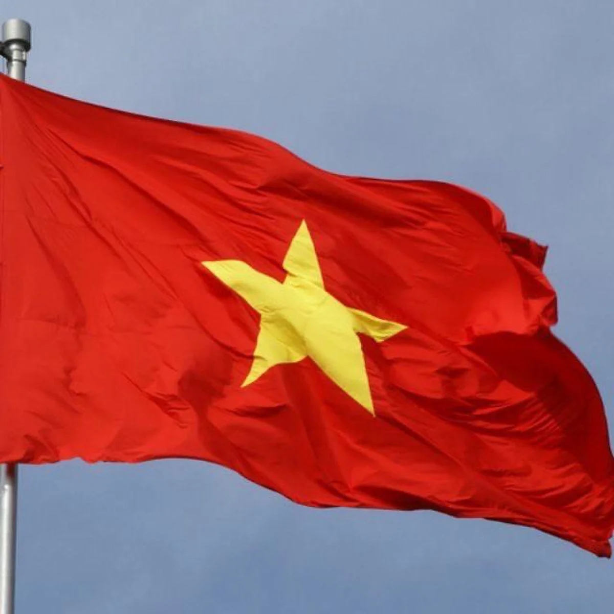 Ảnh lá cờ Việt Nam màu đỏ sao vàng tung bay trên nền trời xanh
