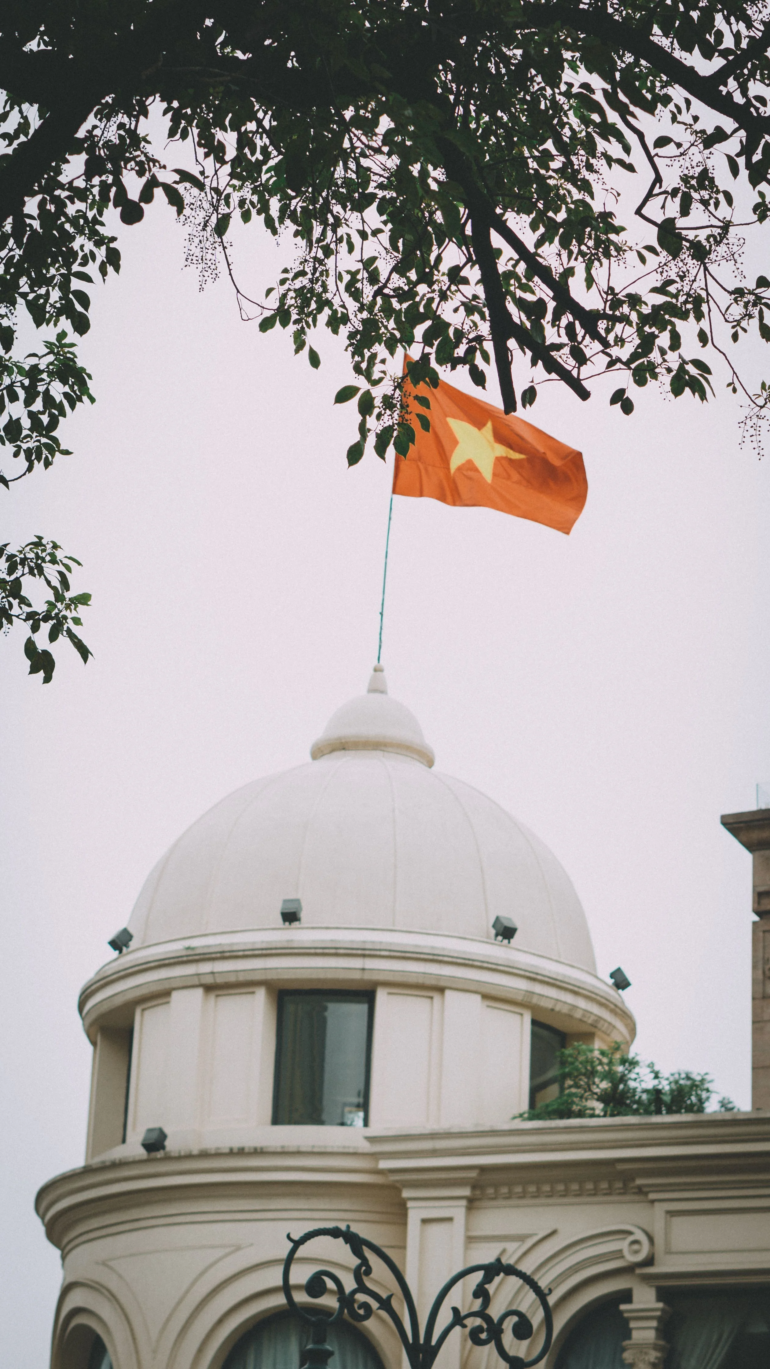 Lá cờ Việt Nam treo bên mái vòm của một tòa nhà