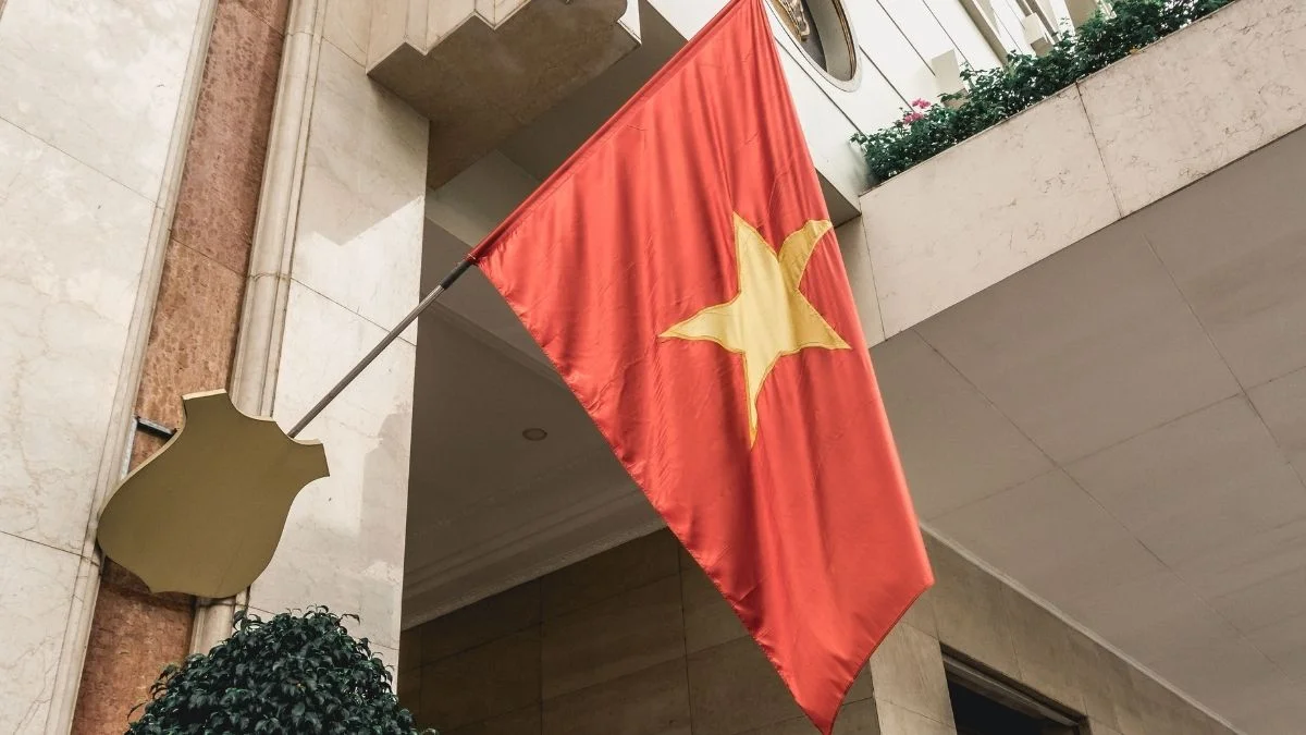 Lá cờ Việt Nam treo trước tòa nhà hiện đại