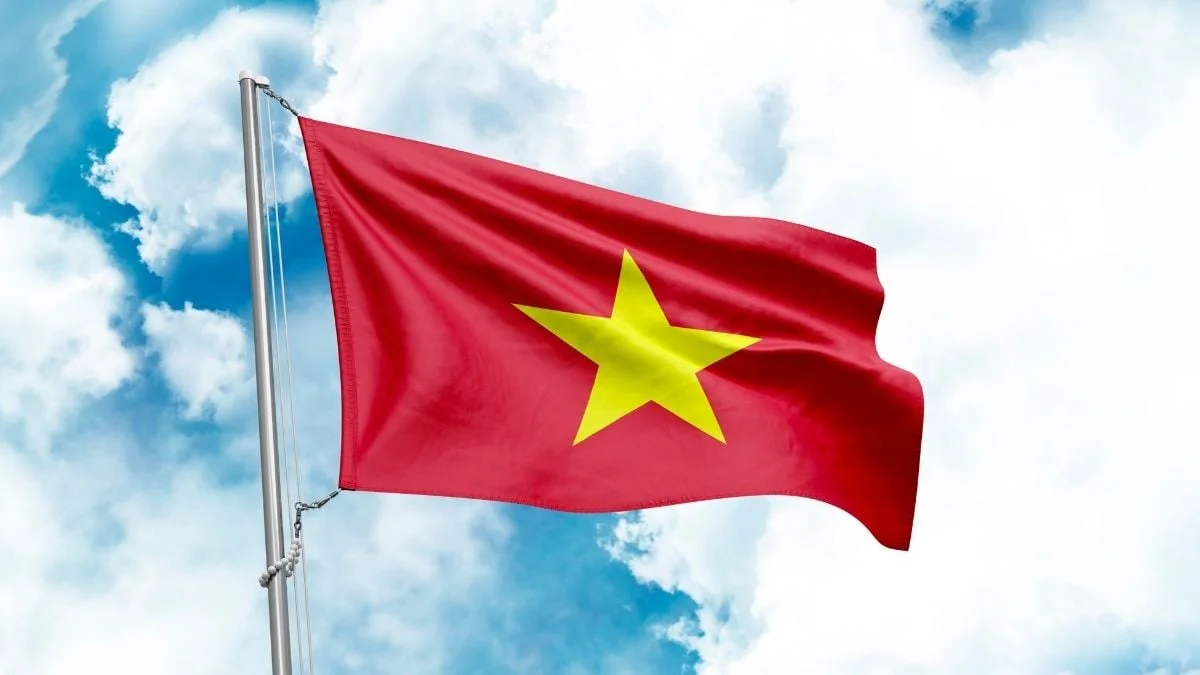 Lá cờ Việt Nam màu đỏ sao vàng tung bay trên nền trời xanh