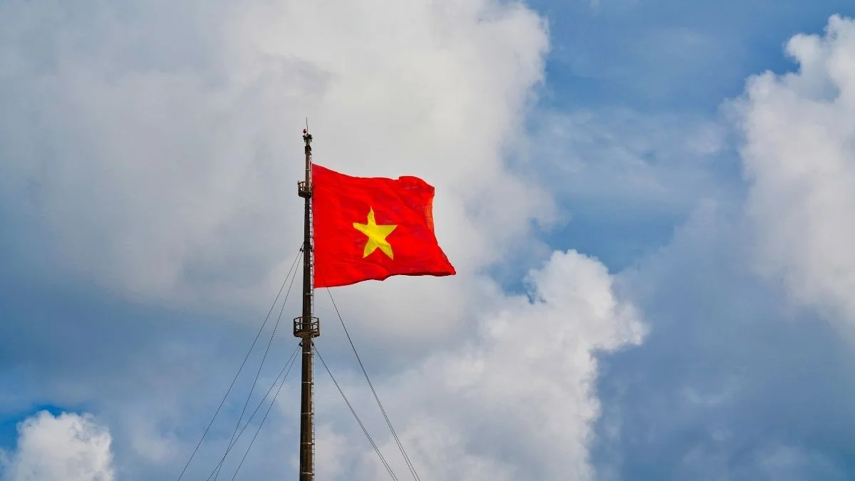 Lá cờ Việt Nam nhỏ tung bay trước nền mây trắng