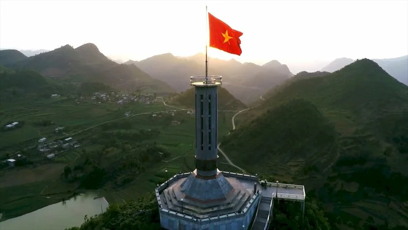 Lá cờ Việt Nam trên đỉnh công trình giữa thung lũng núi