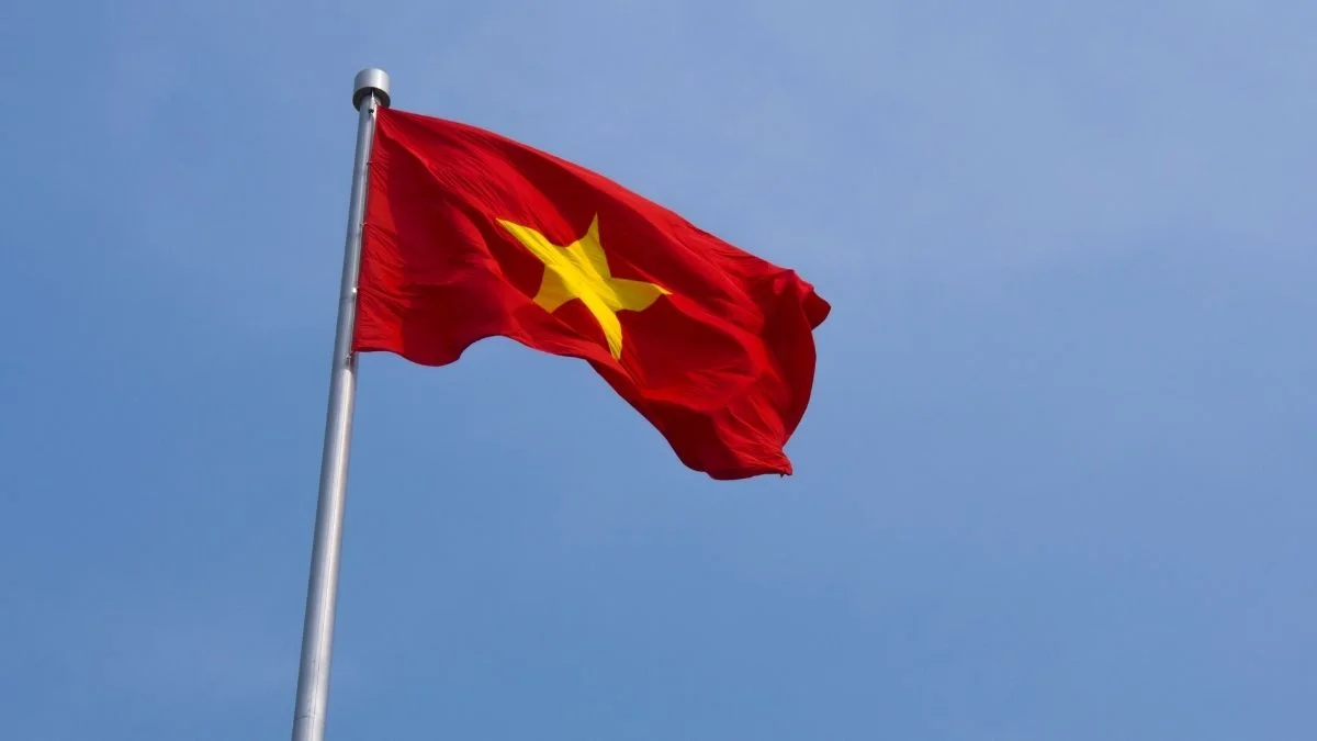 Cận cảnh lá cờ Việt Nam bay trên cột cờ dưới bầu trời xanh