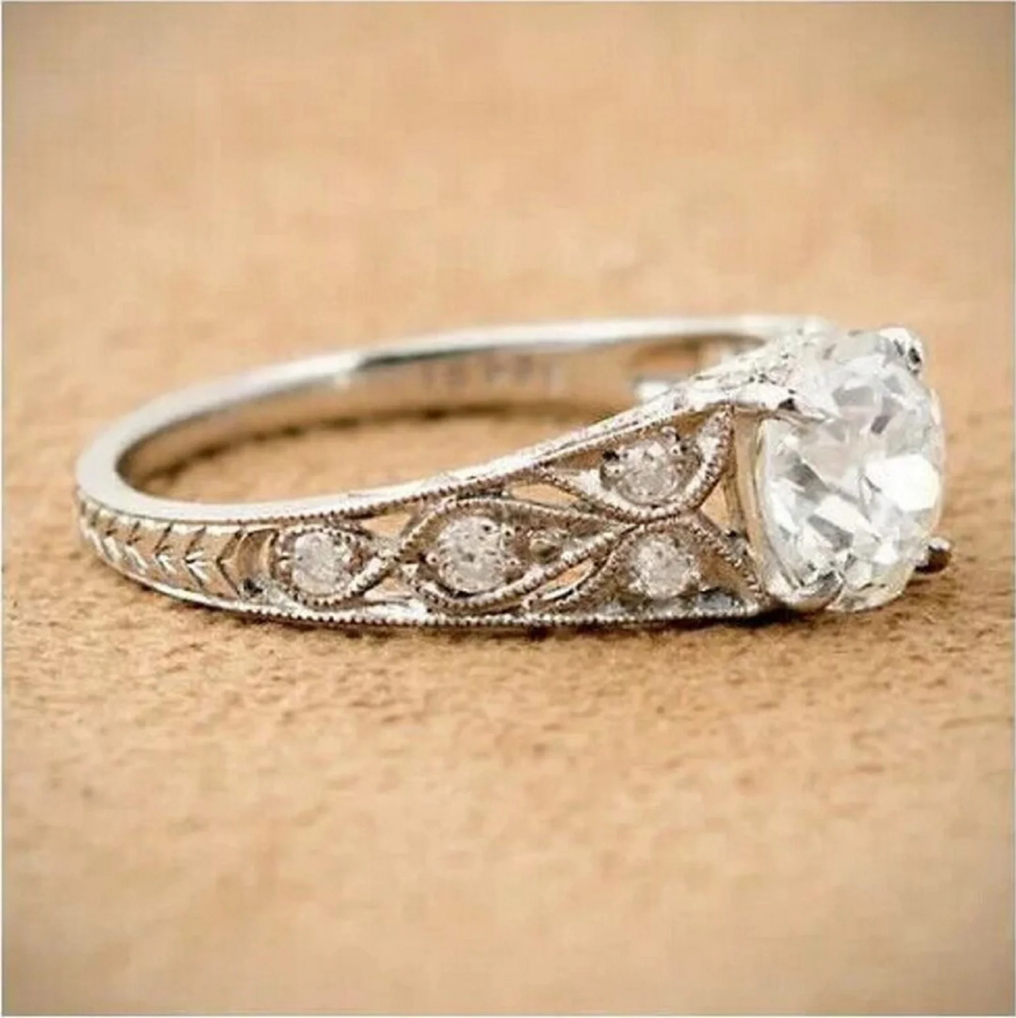 Nhẫn kim cương vintage với thân nhẫn chạm khắc tinh tế
