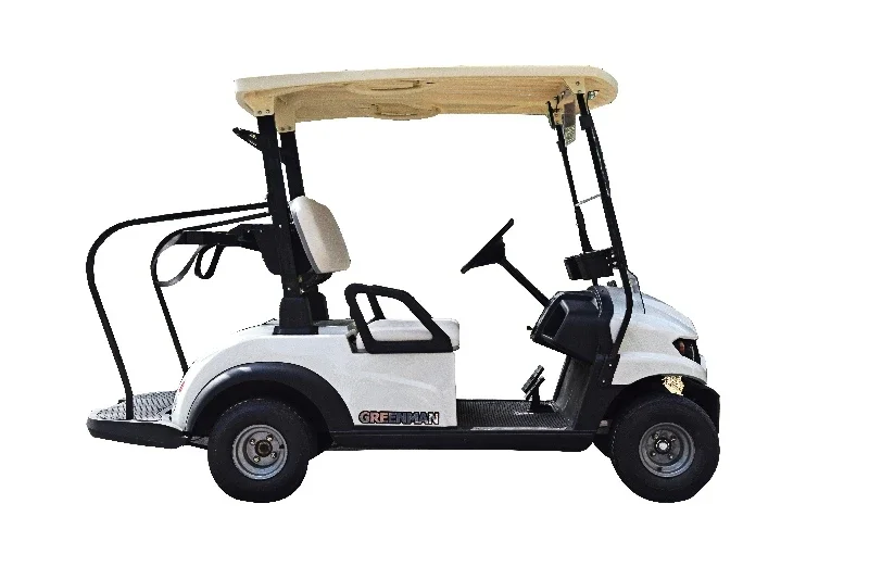 Xe golf điện màu trắng có mái che trên nền trắng