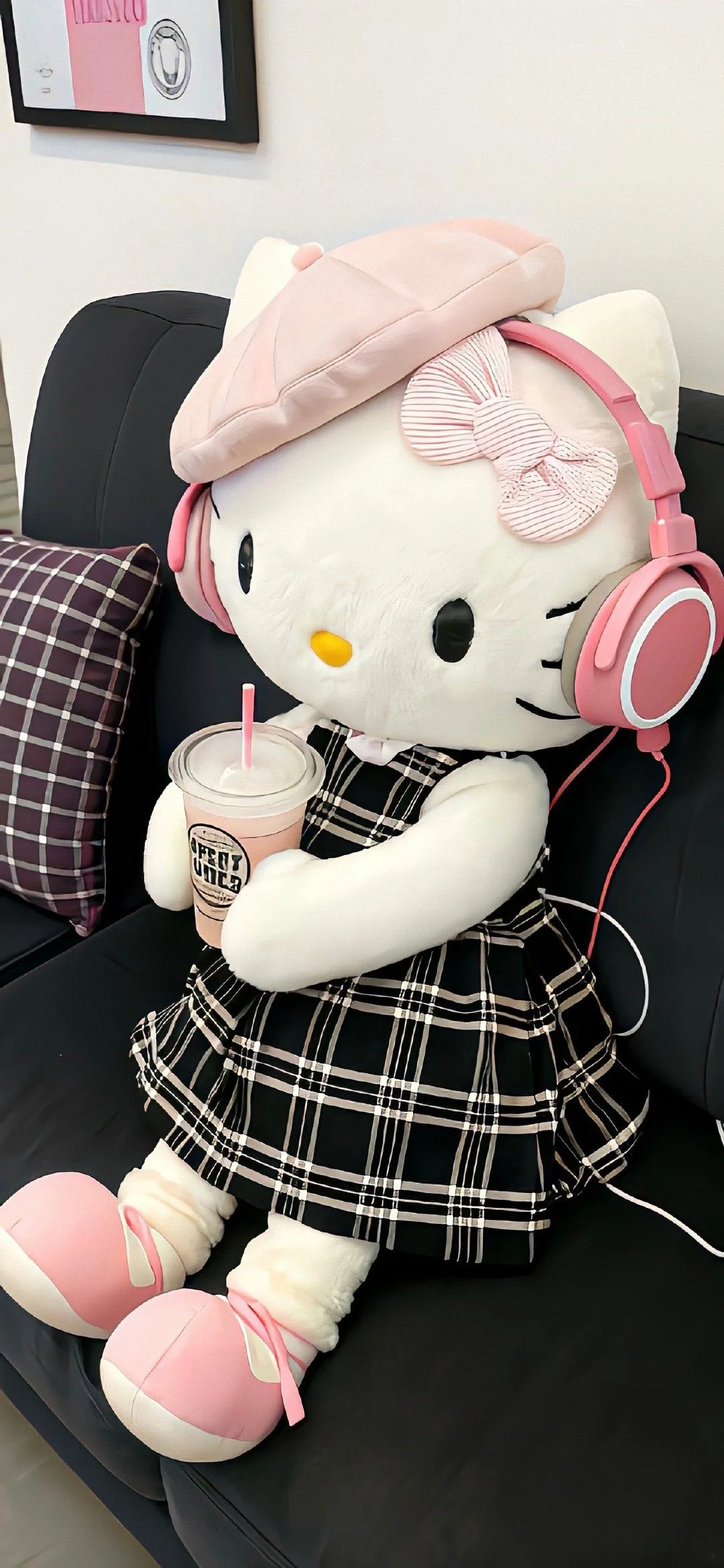 Thú bông Hello Kitty cute mặc váy kẻ caro